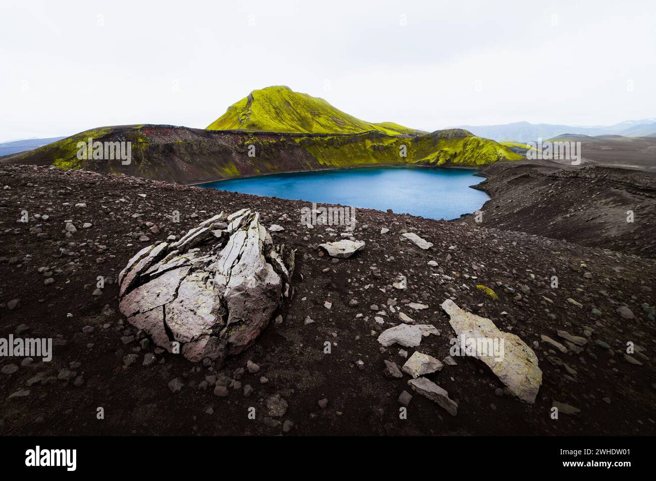Hnausapollur (Blahylur), ein wassergefüllter, erloschener Vulkankrater in der Nähe von Landmannalaugar, Fjallabak, Southern Highlands, Island, Polarregion Stockfoto