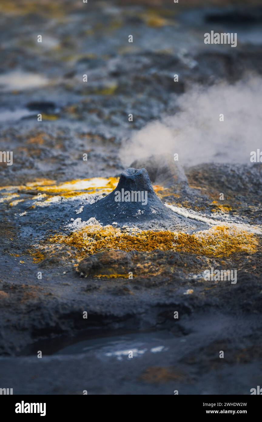 Fumarolen und Solfataras im Geothermiegebiet Hverarönd, Hverir, Mahjall, Island Stockfoto