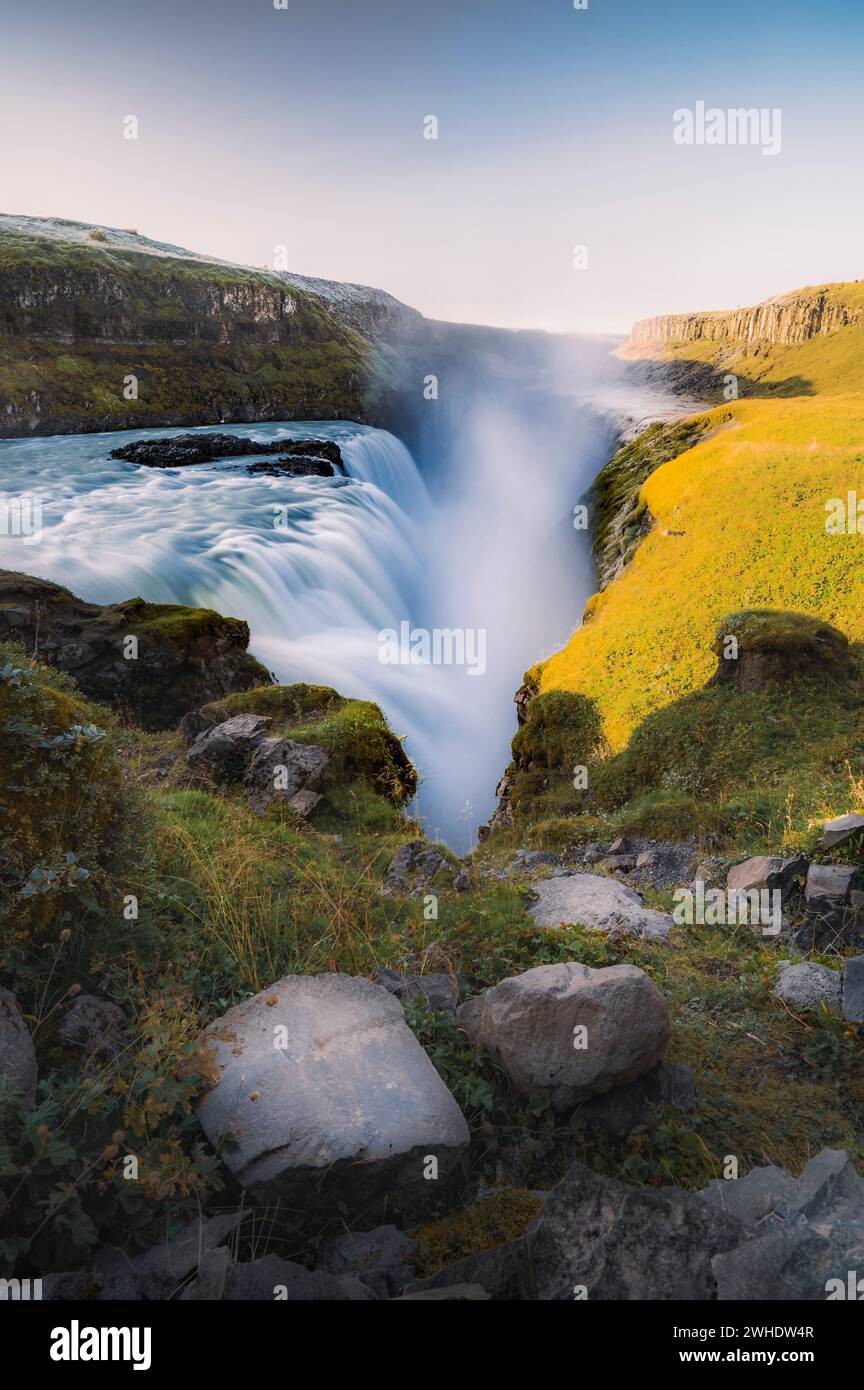 Gullfoss Wasserfall im Fluss Hví an einem eiskalten, sonnigen Morgen, Golden Circle, Island Stockfoto