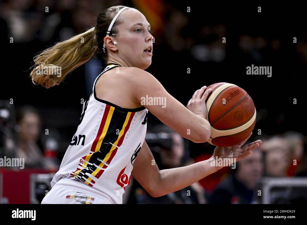 Antwerpen, Belgien. Februar 2024. Die Belgierin Julie Allemand wurde während eines Basketballspiels zwischen der belgischen Frauennationalmannschaft „die belgischen Katzen“ und dem Senegal am Freitag, den 9. Februar 2024 in Antwerpen, während des FIBA-Qualifikationsturniers für Frauen für die Olympischen Sommerspiele 2024 in Paris, Frankreich, in Aktion gezeigt. BELGA FOTO DIRK WAEM Credit: Belga News Agency/Alamy Live News Stockfoto