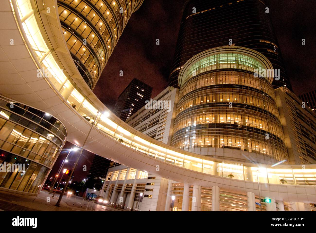 Moderner, kreisförmiger Fußgänger-Skywalk - Chevron-Gebäude im Stadtzentrum von Houston, TX Stockfoto