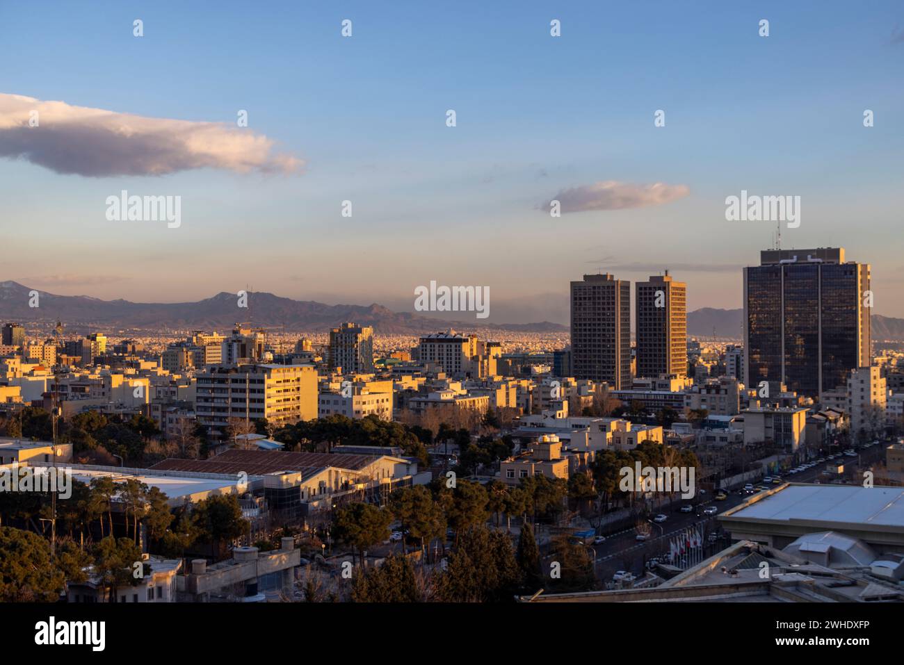 Blick auf Teheran, Iran in der Abenddämmerung Stockfoto