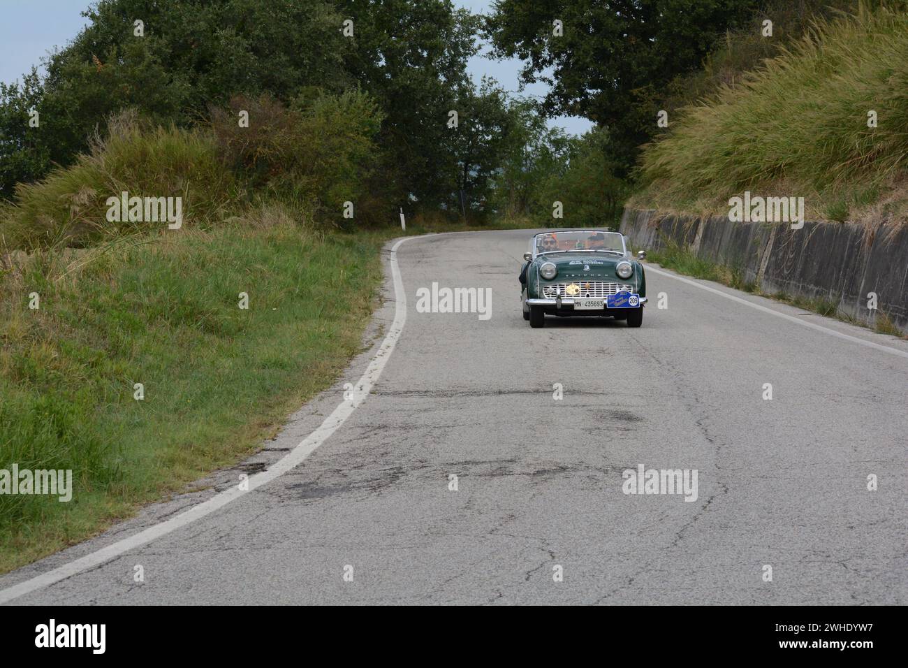 Tavoleto , Italien - SET. 16 - 20 23 : Triumph tr3a 1960 in coppa nuvolari alten Rennwagen Stockfoto