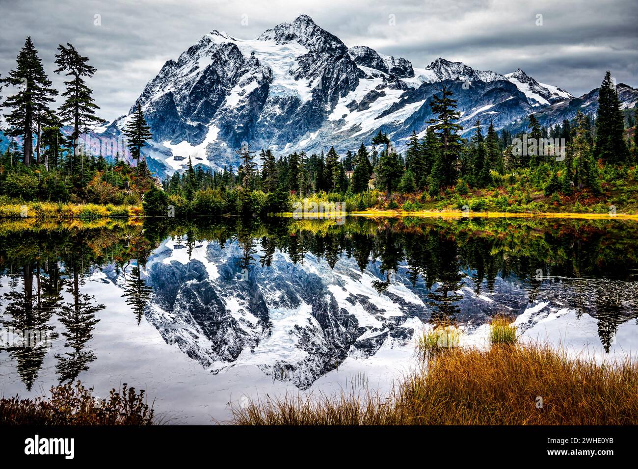 Mount Baker im Bundesstaat Washington spiegelt sich im treffend benannten Picture Lake stark wider. Perfekte Reflexion an einem bewölkten Wintertag. Stockfoto