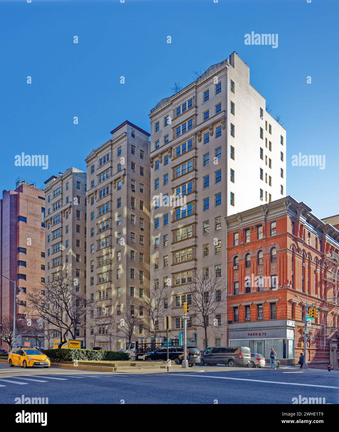 829 und 829 Park Avenue, Teil des Upper East Side Historic District, wurden von Pickering & Walker entworfen und 1911 fertiggestellt. Stockfoto