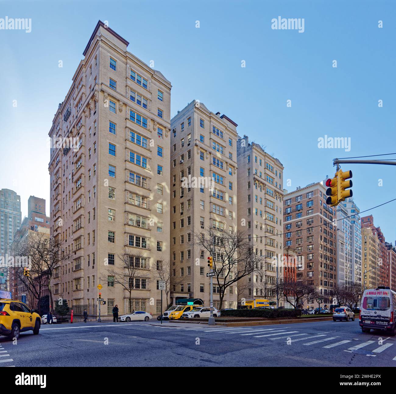 829 und 829 Park Avenue, Teil des Upper East Side Historic District, wurden von Pickering & Walker entworfen und 1911 fertiggestellt. Stockfoto