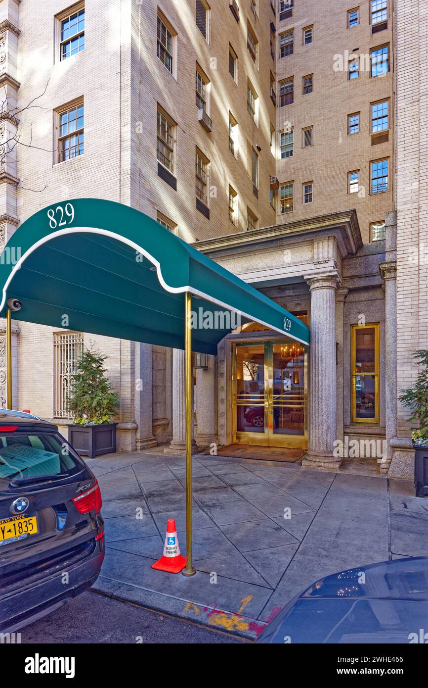 829 Park Avenue, Teil des Upper East Side Historic District, wurde von Pickering & Walker entworfen und 1911 fertiggestellt. Stockfoto