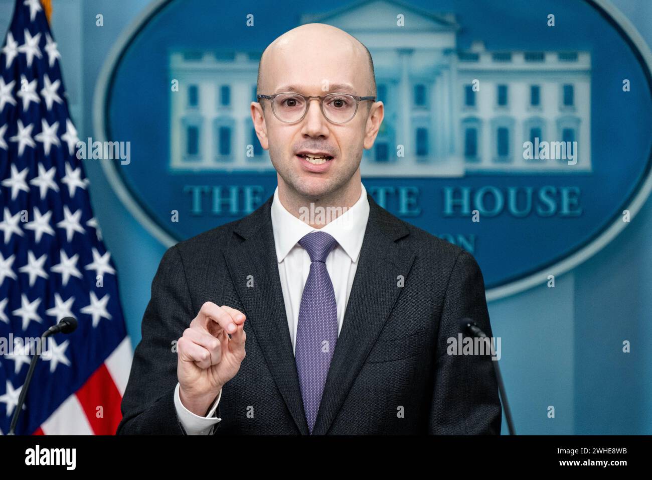 Washington, Usa. Februar 2024. Ian Sams, Sprecher der Anwaltskanzlei des Weißen Hauses, sprach bei einer Pressekonferenz im Weißen Haus. (Foto: Michael Brochstein/SIPA USA) Credit: SIPA USA/Alamy Live News Stockfoto