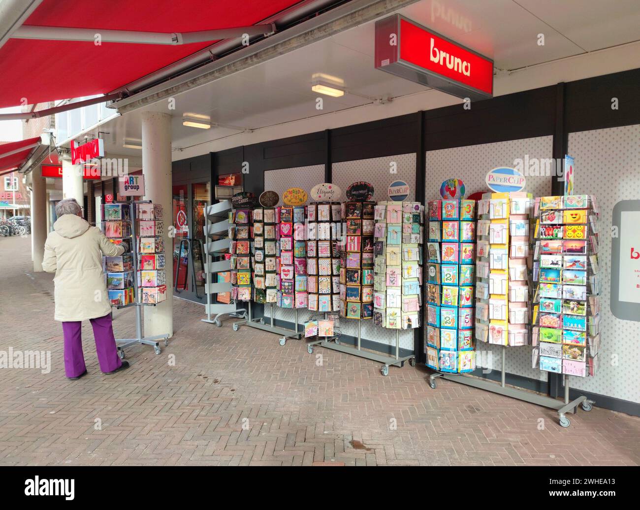 Regale mit Grußkarten vor einem Buchladen in Boskoop, Niederlande Stockfoto