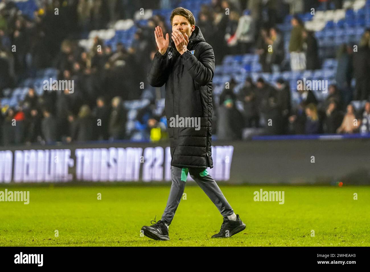 Sheffield, Großbritannien. Februar 2024. Danny Rohl applaudiert den Fans, nachdem er am 9. Februar 2024 Gesten beim Sheffield Wednesday FC gegen Birmingham City FC im Hillsborough Stadium, Sheffield, England, Großbritannien gewonnen hat. Credit: Every Second Media/Alamy Live News Stockfoto