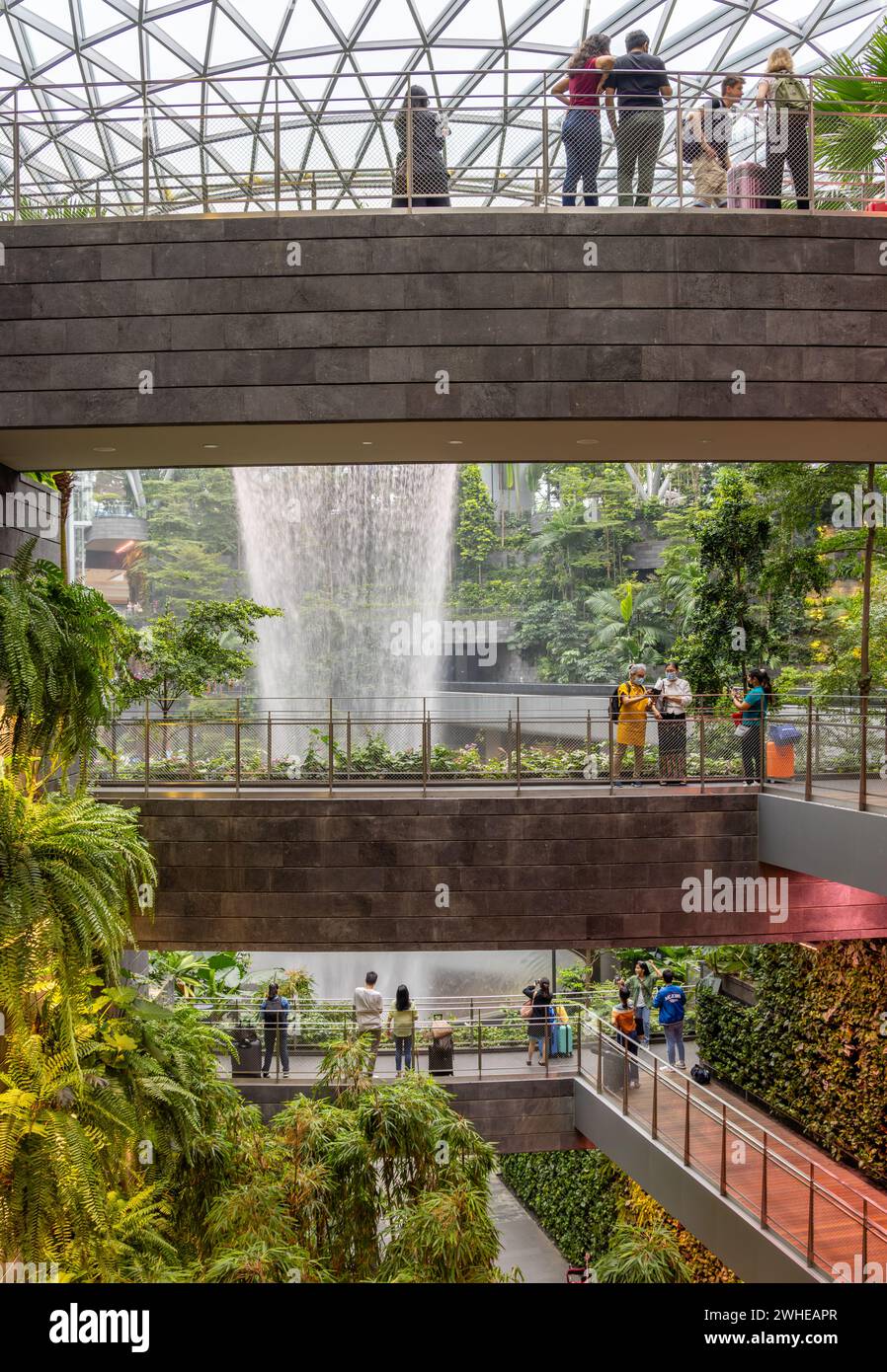 130 Fuß Wasserfall am Jewel, Changi Airport, Singapur Stockfoto
