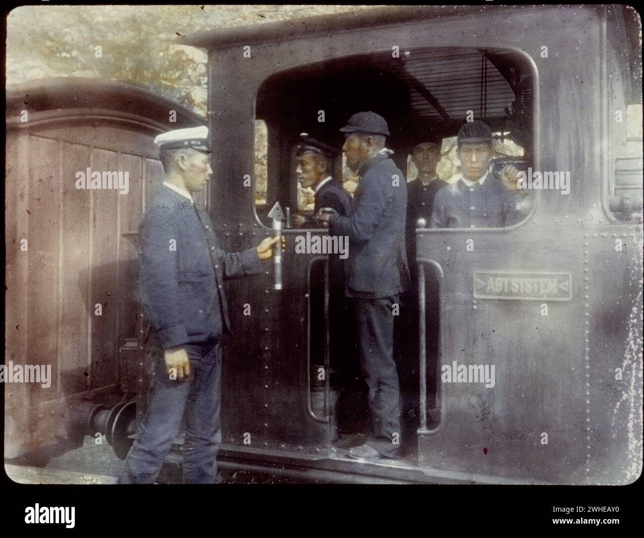 Fünf japanische Männer auf Eisenbahnlokomotive - Foto zeigt eine Lokomotive mit Abt-Zahnradgetriebe, die auf dem Usui-Pass-Segment der Kaiserlich Japanischen Staatsbahnen 1895 im Einsatz ist Stockfoto