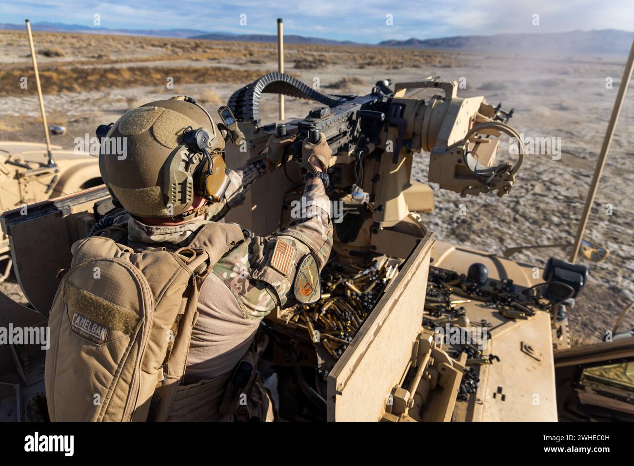 Der Senior Airman Collin Domingo, Mitglied des taktischen Eingreifteams der 9th Security Forces Squadron, Beale Air Force Base, Kalifornien, feuert am 30. Januar 2024 in Fallon, Nevada, ein Maschinengewehr mit einem Kaliber .50 auf einem minenbeständigen, überfallsicheren All-Terrain Vehicle (M-ATV) ab. Das M-ATV ist mit dem Common Remote Operated Weapon Station (CROWS)-System ausgestattet, mit dem Computer gezielt und ferngesteuert gesteuert werden können. (Foto der U.S. Air Force von Tech. Sgt. Samuel A. Burns) Stockfoto