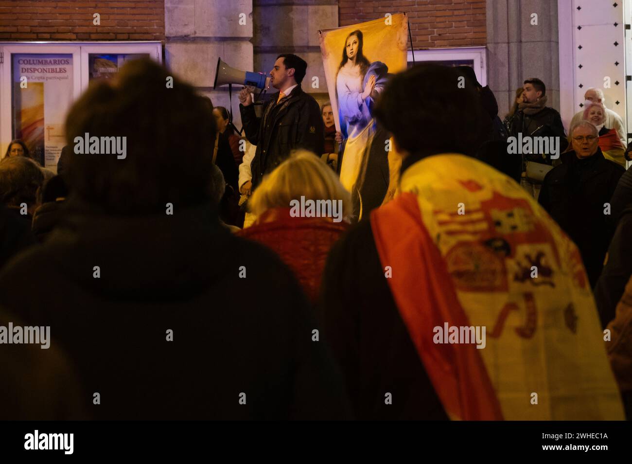 Madrid, Spanien. Februar 2024. Die Menschen beten vor einer Demonstration der spanischen Falange vor dem Hauptquartier der sozialistischen Partei PSOE in der Ferraz-Straße. Die rechtsextreme Gruppe Falange marschierte unter dem Slogan „mit dem Regime von 78“ mit einer Kundgebung zum Gedenken an Matias Montero, einen 1934 getöteten Studenten. Quelle: Marcos del Mazo/Alamy Live News Stockfoto