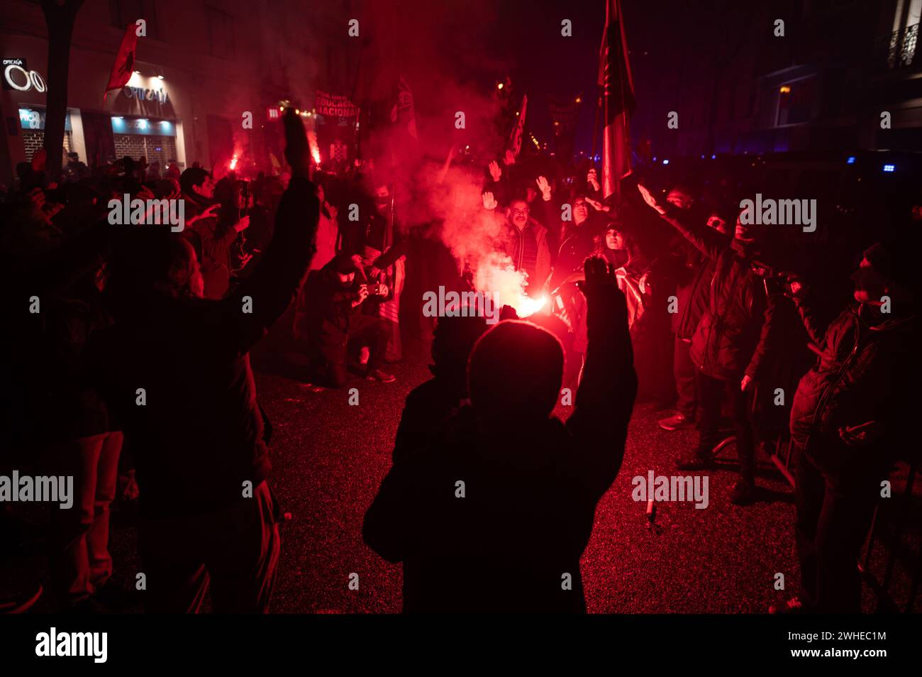 Madrid, Spanien. Februar 2024. Während einer Demonstration der spanischen Falange vor dem Hauptquartier der sozialistischen Partei PSOE in der Ferraz-Straße feiert man einen faschistischen Gruß. Die rechtsextreme Gruppe Falange marschierte unter dem Slogan „mit dem Regime von 78“ mit einer Kundgebung zum Gedenken an Matias Montero, einen 1934 getöteten Studenten. Quelle: Marcos del Mazo/Alamy Live News Stockfoto