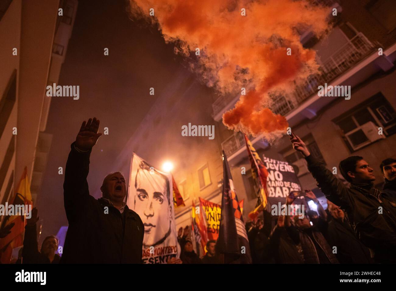 Madrid, Spanien. Februar 2024. Während einer Demonstration der spanischen Falange vor dem Hauptquartier der sozialistischen Partei PSOE in der Ferraz-Straße feiert man einen faschistischen Gruß. Die rechtsextreme Gruppe Falange marschierte unter dem Slogan „mit dem Regime von 78“ mit einer Kundgebung zum Gedenken an Matias Montero, einen 1934 getöteten Studenten. Quelle: Marcos del Mazo/Alamy Live News Stockfoto