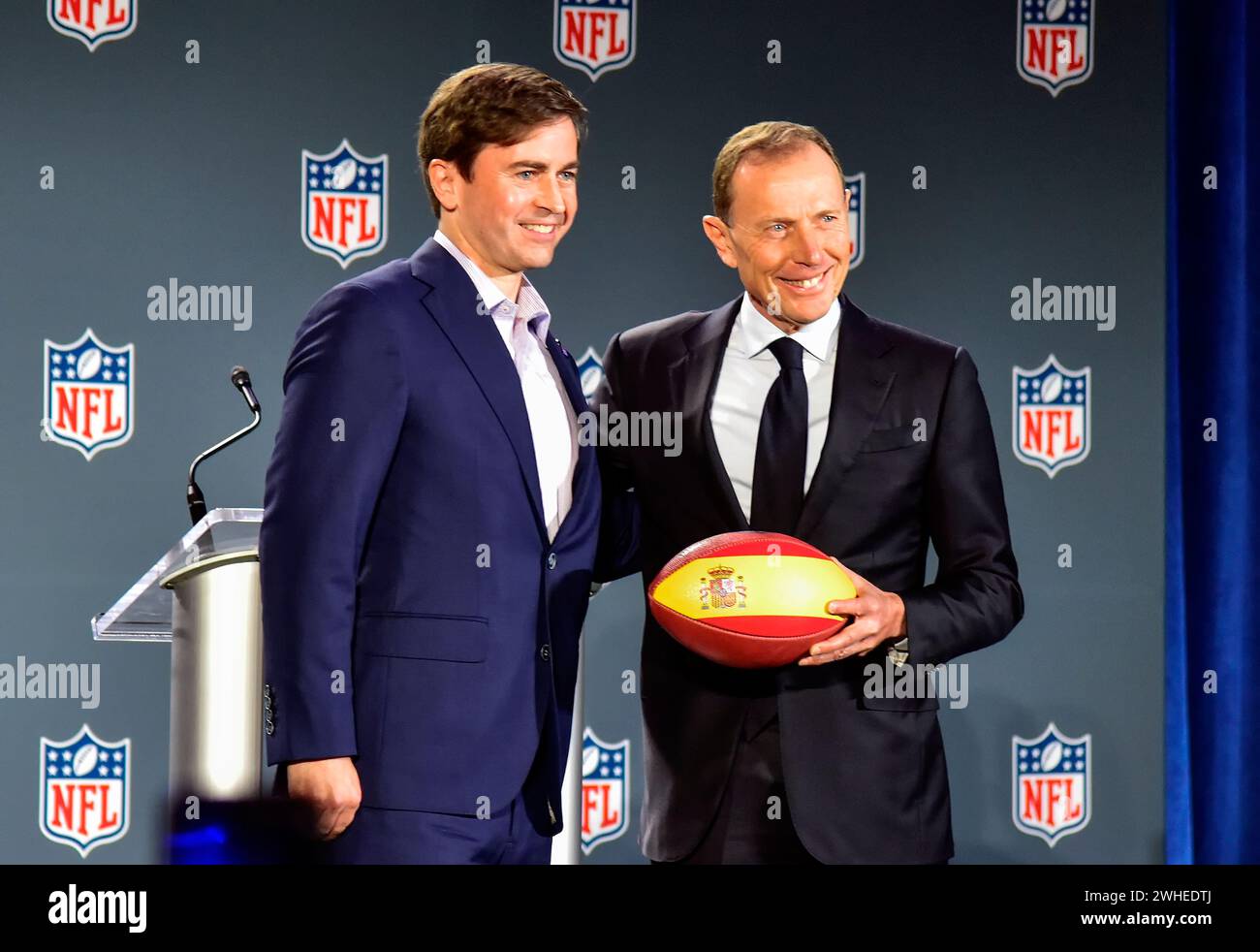 Las Vegas, Nevada, USA, Freitag, 9. Februar, 2024. Peter O’Reilly, Executive Vice President der NFL, Club Business, League Events & International, gibt bekannt, dass die NFL eine Partnerschaft mit Real Madrid C.F., der Stadt Madrid und der Comunidad de Madrid eingehen wird, um die NFL nach Spanien zu bringen. Das erste reguläre Saisonspiel in Spanien wird 2025 im legendären Santiago Bernabéu Stadion ausgetragen. Mandalay Bay in Las Vegas, Nevada, USA. Quelle: Ken Howard/Alamy Live News Stockfoto