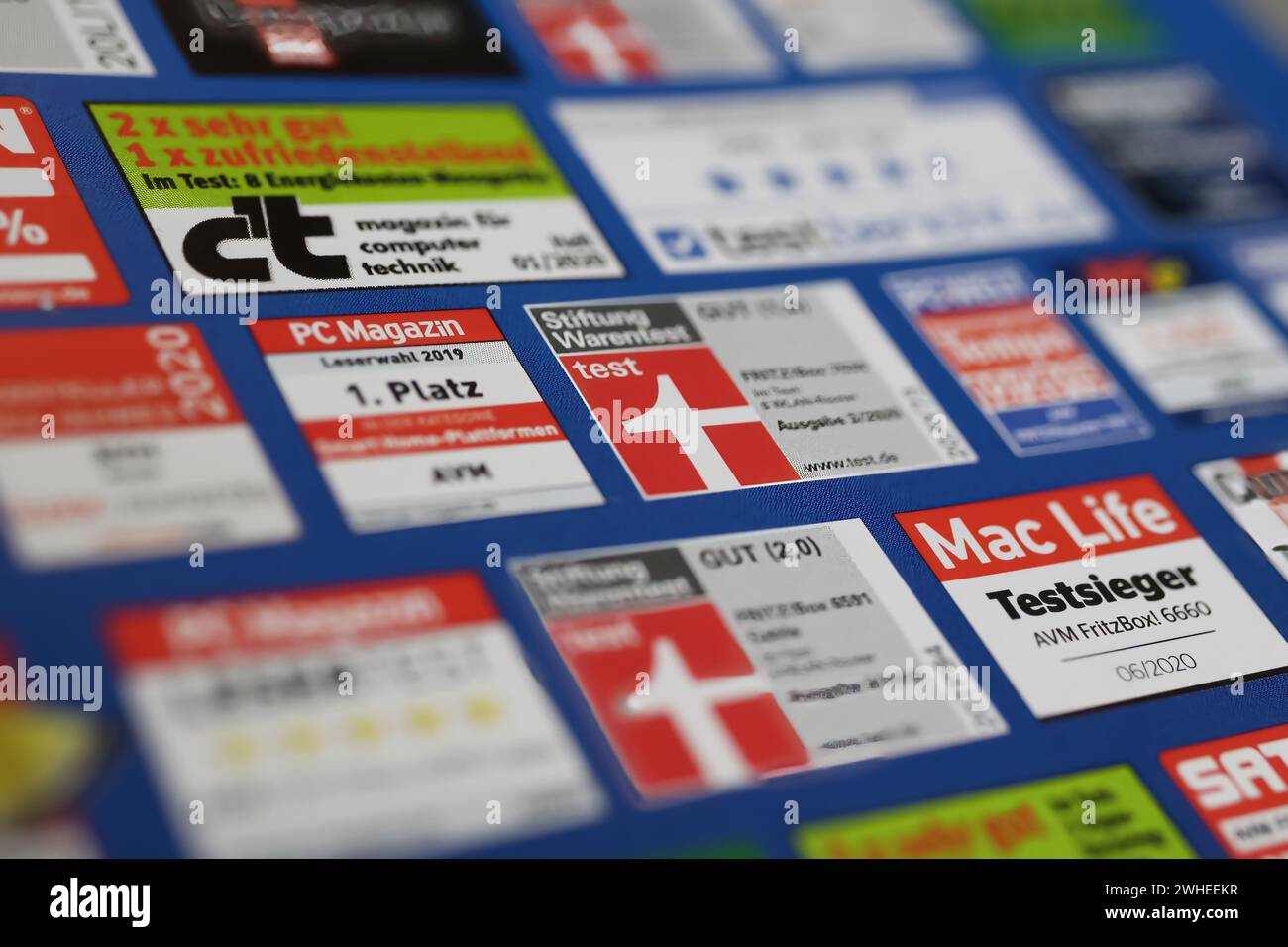 Viersen, Deutschland - 9. Januar. 2024: Nahaufnahme verschiedener Testberichte und Bewertungen Produktvergleich zur Kaufentscheidung Stockfoto