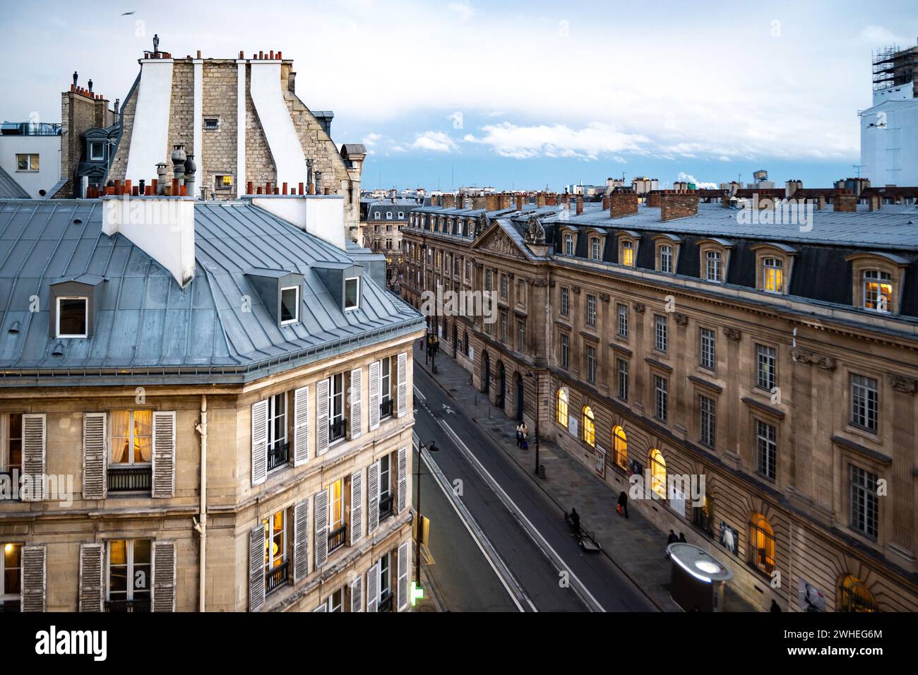 Paris, Frankreich, 9. Februar 2024, Klassische Architektur der Rue de Rivoli, nur Editorial. Stockfoto