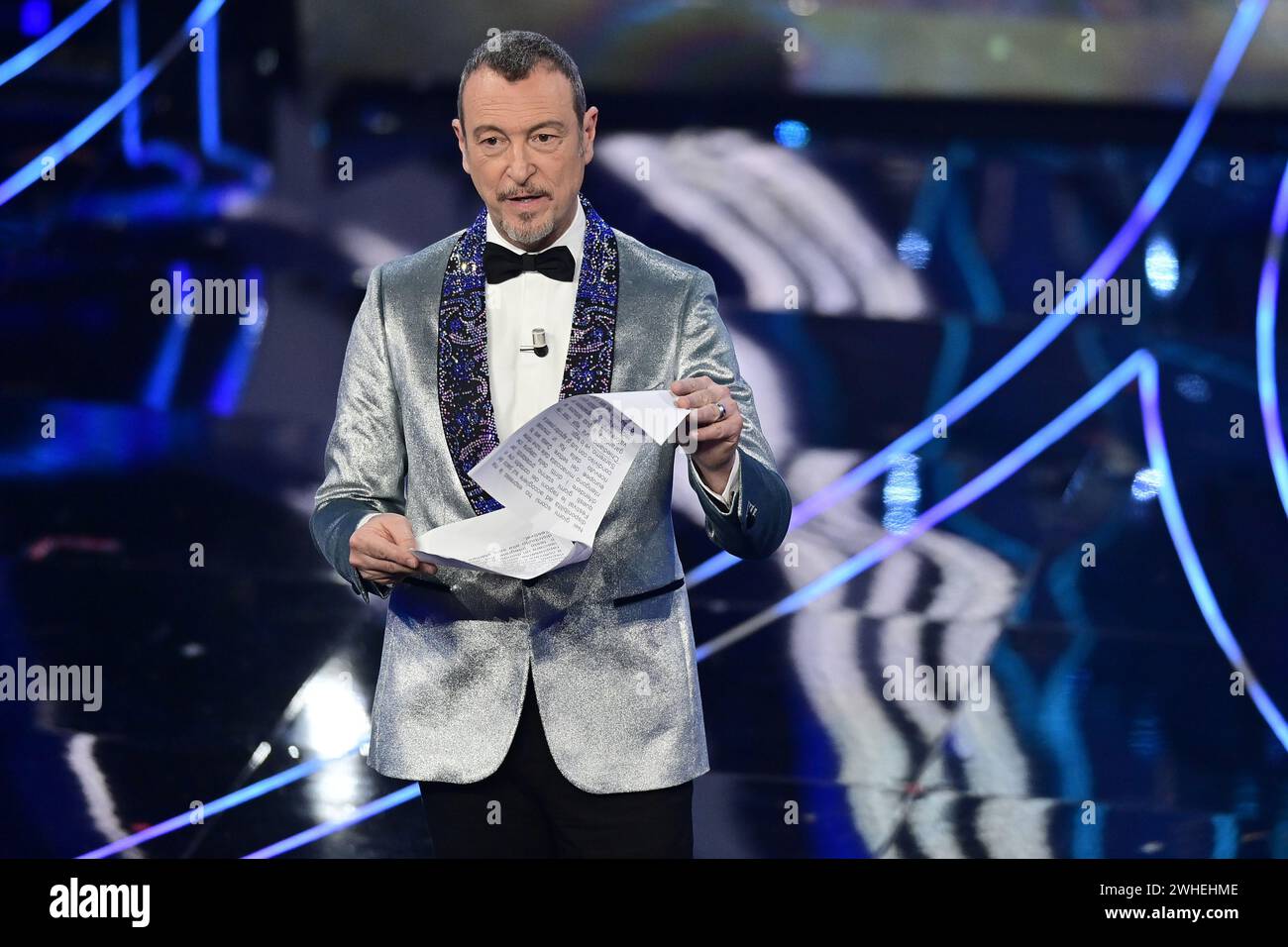 Sanremo, Italien. Februar 2024. Amadeus liest die Protesterklärung italienischer Bauern während der 74. Ausgabe des SANREMO Italian Song Festivals im Ariston Theatre in Sanremo, Norditalien - Freitag, 9. FEBRUAR 2024. Unterhaltung. (Foto: Marco Alpozzi/LaPresse) Credit: LaPresse/Alamy Live News Stockfoto