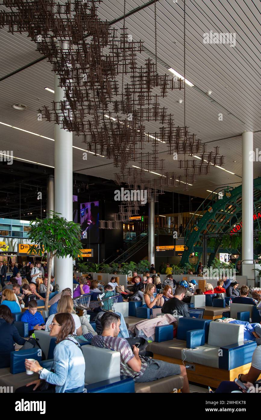 "09.07.2019, Niederlande, Nordholland, Amsterdam - wartende Passagiere im Transitbereich des Flughafens Amsterdam Schiphol (AMS). 00A190709D025CAROEX.J Stockfoto