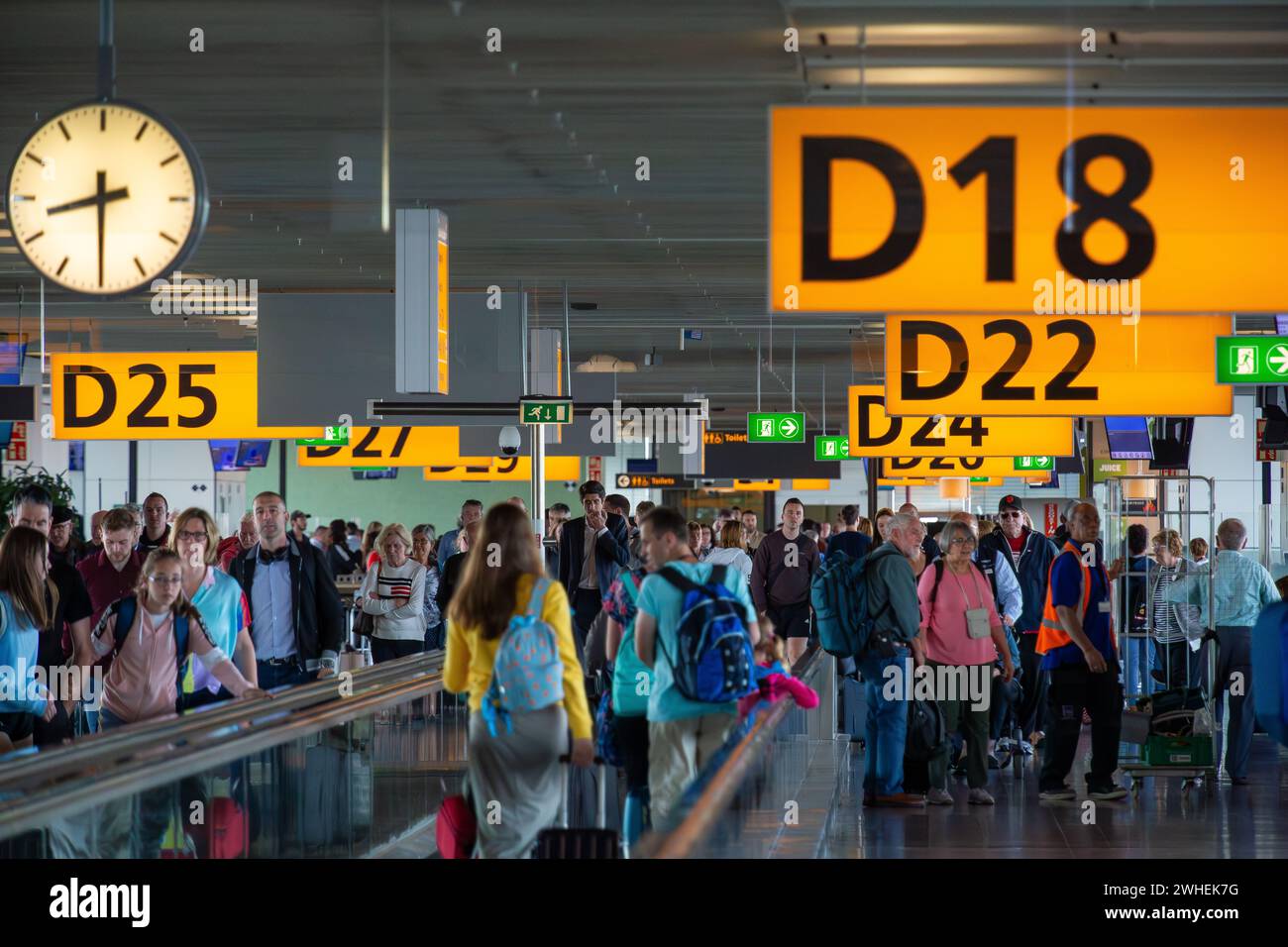 "09.07.2019, Niederlande, Nordholland, Amsterdam - Tore und Rolltreppen im Transitgebiet des Amsterdamer Flughafens Schiphol (AMS). 00A190709D051CAROEX Stockfoto