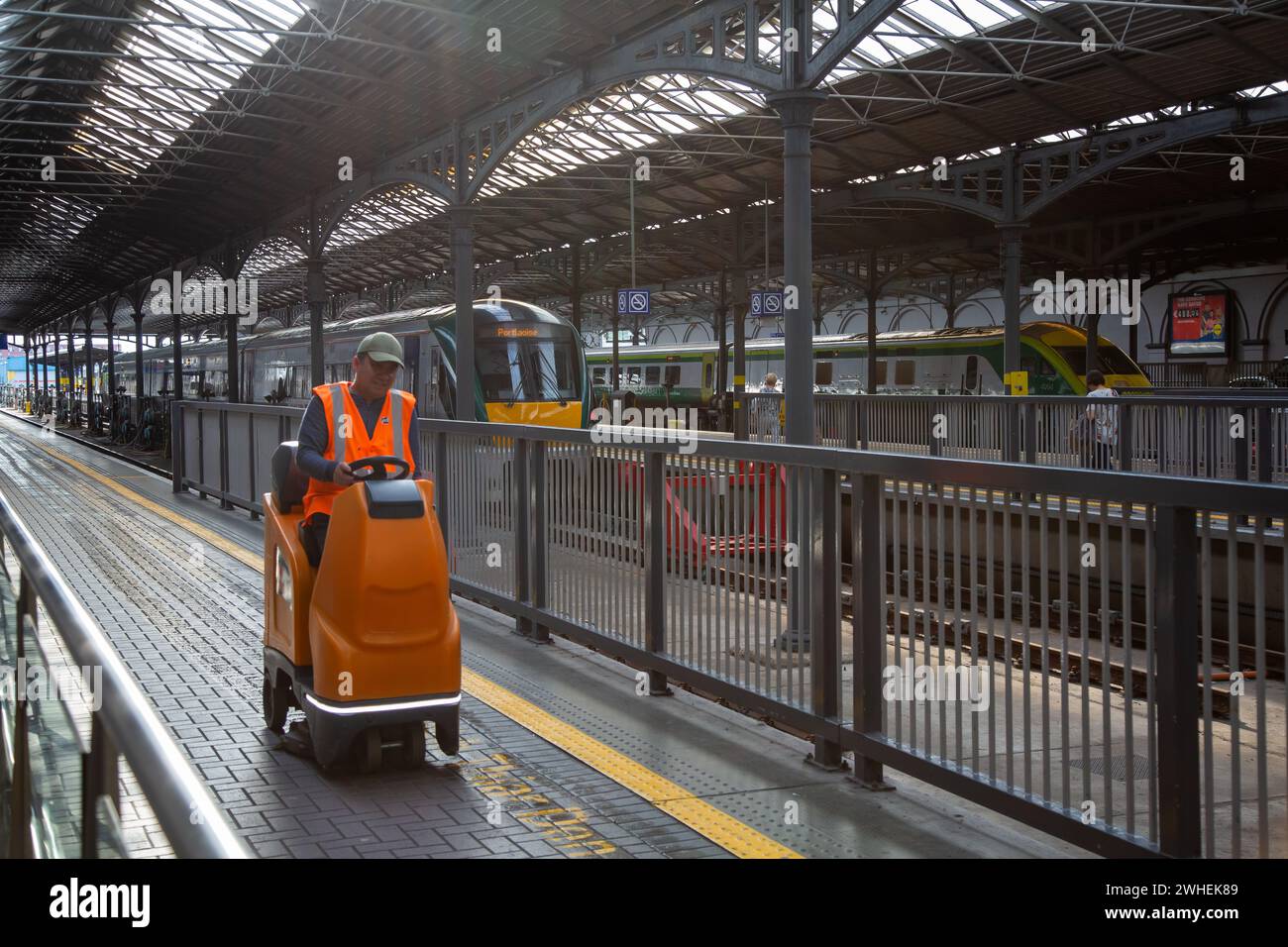 '09.07.2019, Irland, County Dublin, Dublin - Irish Rail Staff am Bahnhof Heuston. 00A190709D183CAROEX.JPG [MODELLVERSION: NEIN, EIGENSCHAFTSFREIGABE: NEIN (C Stockfoto