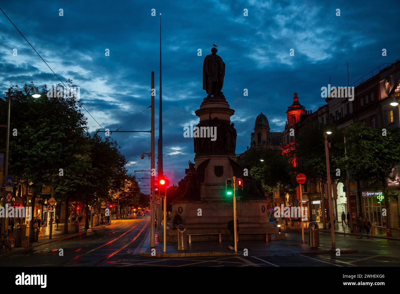'10.07.2019, Irland, County Dublin, Dublin - O Connell Street, Dublins berühmteste Straße in der Stadt, mit dem Denkmal von Daniel O Connell (Founde Stockfoto