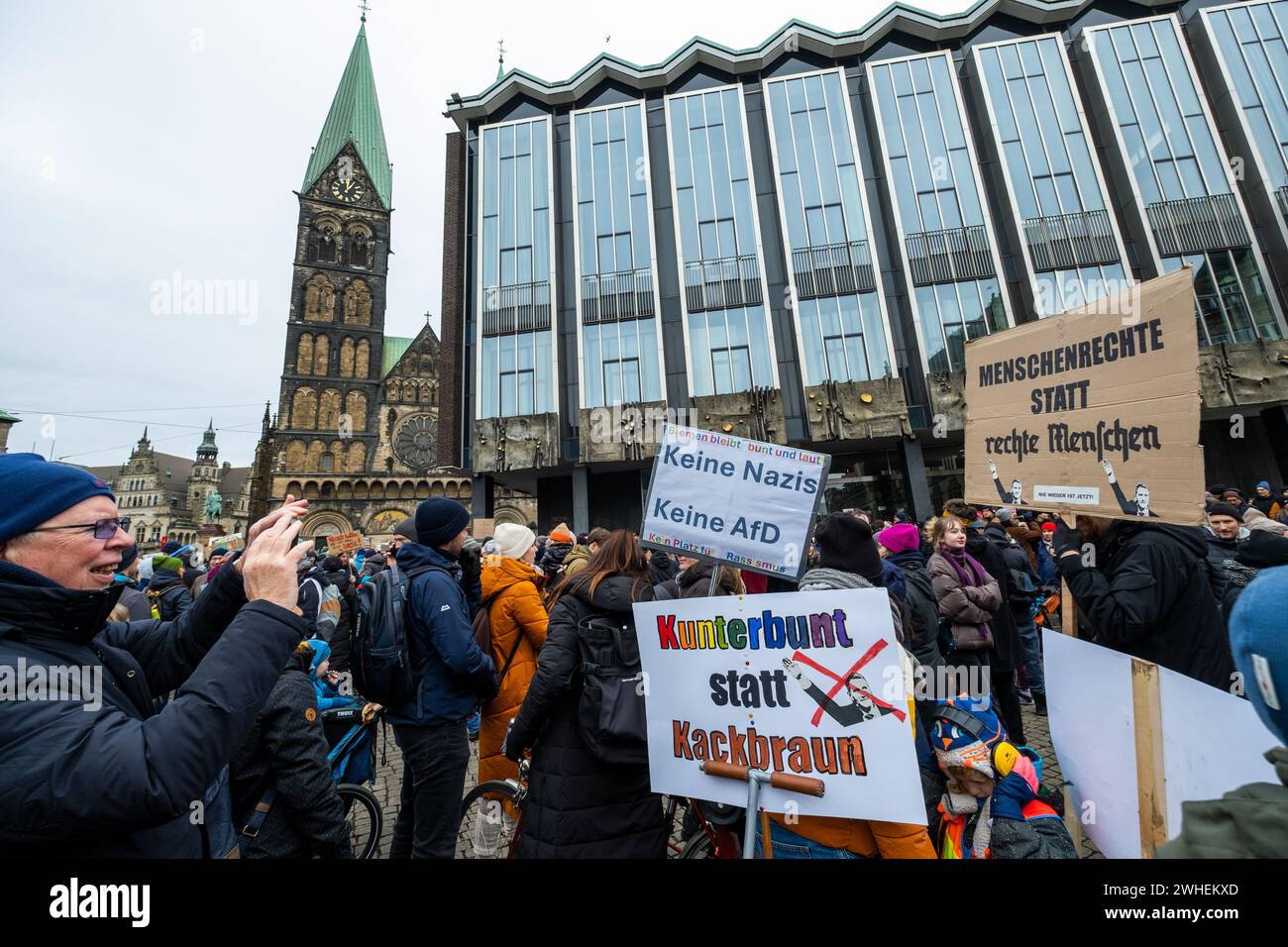 21.01.2024, Deutschland, Bremen, Bremen - Demo gegen die Rechte und AfD, Dom links, Bürger hinten. 00A240121D005CAROEX.JPG [MODELL REL Stockfoto