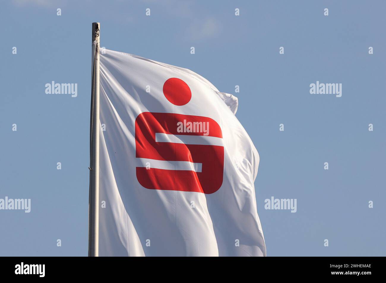 "12.05.2023, Deutschland, Niedersachsen, Hannover - Flagge der Sparkasse. 00S230512D135CAROEX.JPG [MODELLVERSION: NICHT ZUTREFFEND, EIGENSCHAFTSFREIGABE: NEIN Stockfoto