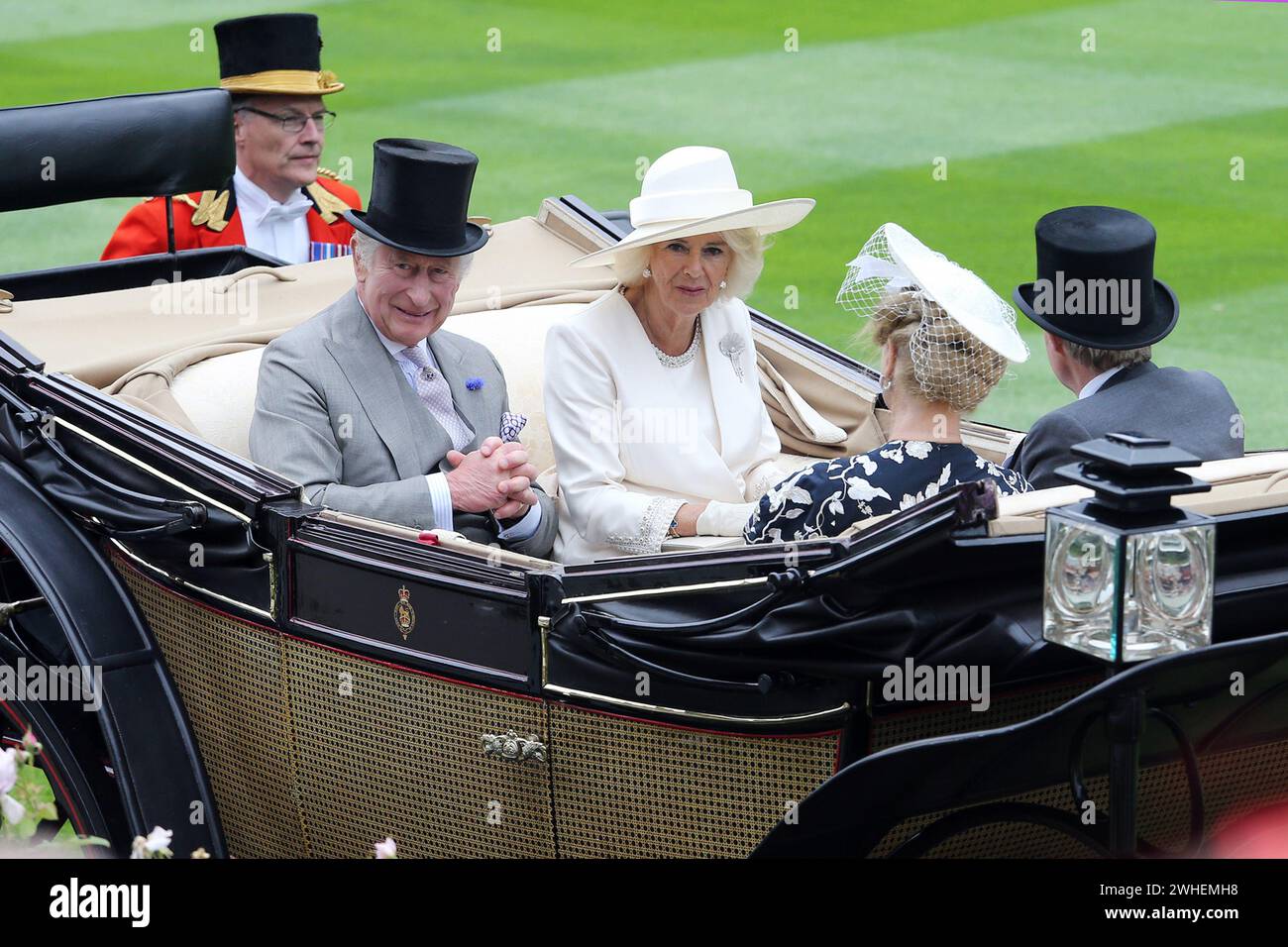 '20.06.2023, Großbritannien, Windsor, Ascot - HM König Charles III. Und seine Frau HRH Camilla, die Queen Consort kommen in einer Kutsche auf der Rennbahn von Royal Ascot an. 00 Stockfoto