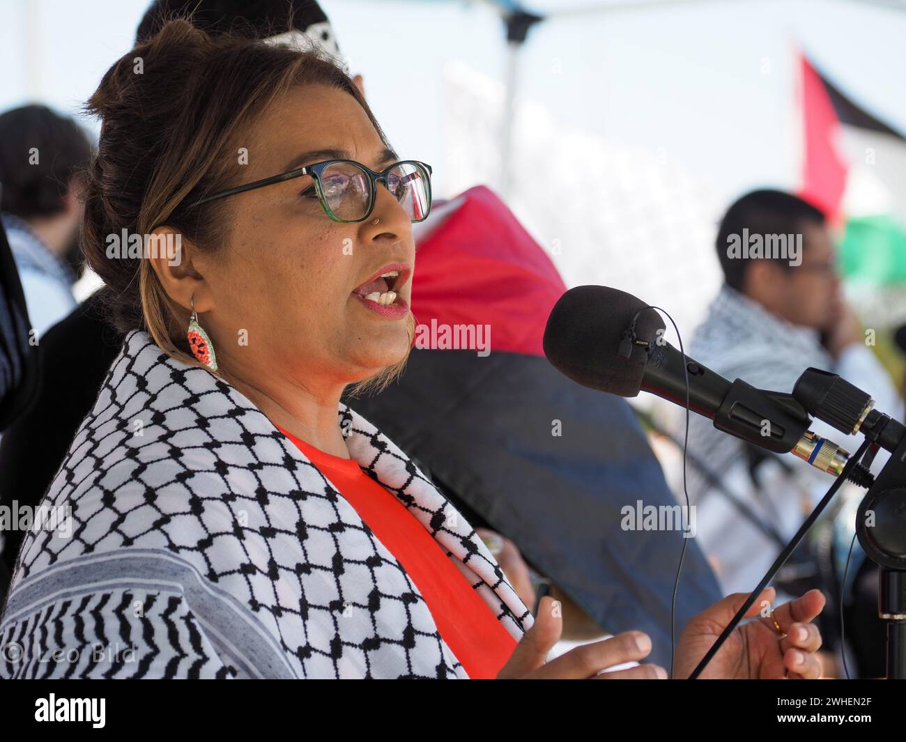 Australien, Canberra, Parlamentsgebäude, 6. Februar 2024. Der grüne Senator Mehreen Faruqi wendet sich an palästinensische Demonstranten, die sich aus ganz Australien versammelt haben, um einen Waffenstillstand und ein Ende des Krieges gegen Gaza zu fordern Stockfoto