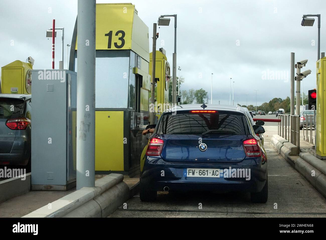 '29.09.2023, Frankreich, Oise, Ermenonville - Auto auf der A1 an einer Mautstelle. 00S230929D491CAROEX.JPG [MODELLVERSION: NEIN, EIGENSCHAFTSFREIGABE: NEIN (c) caro ima Stockfoto