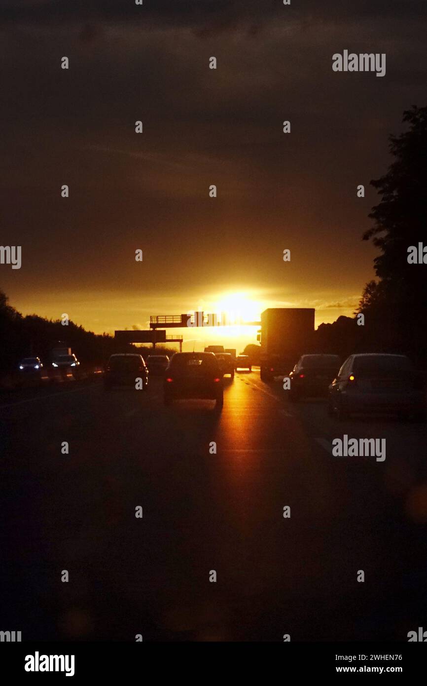 "02.10.2023, Deutschland, Nordrhein-Westfalen, Aachen - Autos bei Sonnenuntergang auf der A4. 00S231002D481CAROEX.JPG [MODELLFREIGABE: NICHT ZUTREFFEND, EIGENSCHAFTSFREIGABE RELE Stockfoto