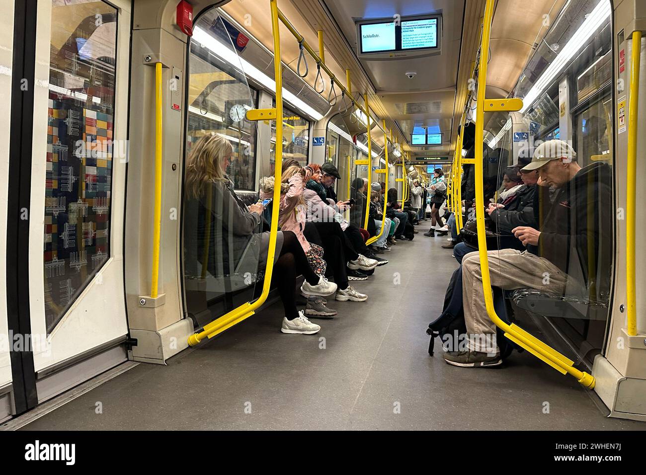 '04.11.2023, Deutschland, Berlin, Berlin - Leute sitzen in einer U-Bahn der Linie 9. 00S231104D086CAROEX.JPG [MODELLVERSION: NEIN, EIGENSCHAFTSFREIGABE: NEIN (C) CARO Stockfoto