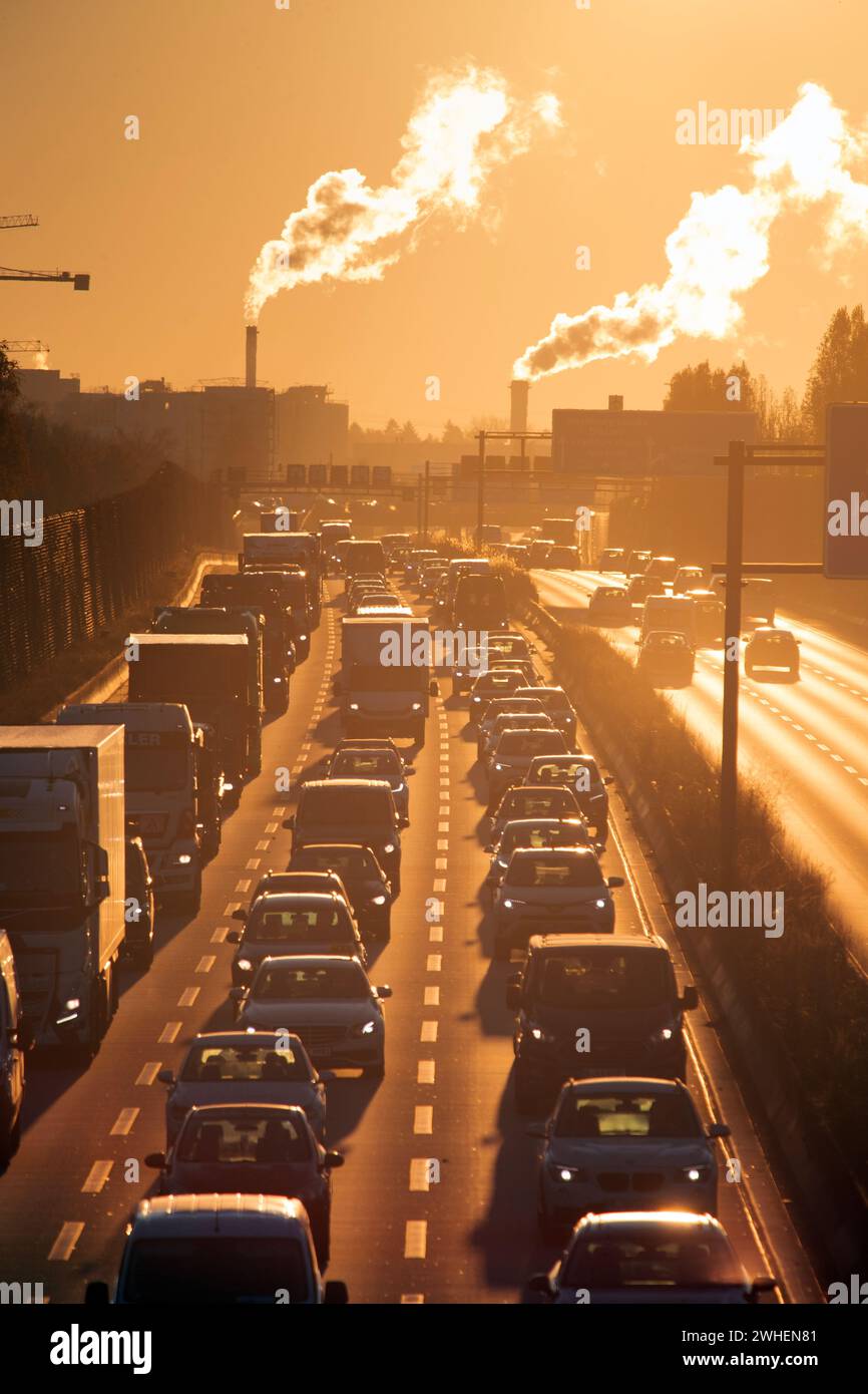 '22.11.2023, Deutschland, Berlin, Berlin - Stau am Morgen auf der A113 Stadteinwaerts an der Ausfahrt Johannisthaler Chaussee. 00S231122D127CAROEX. Stockfoto