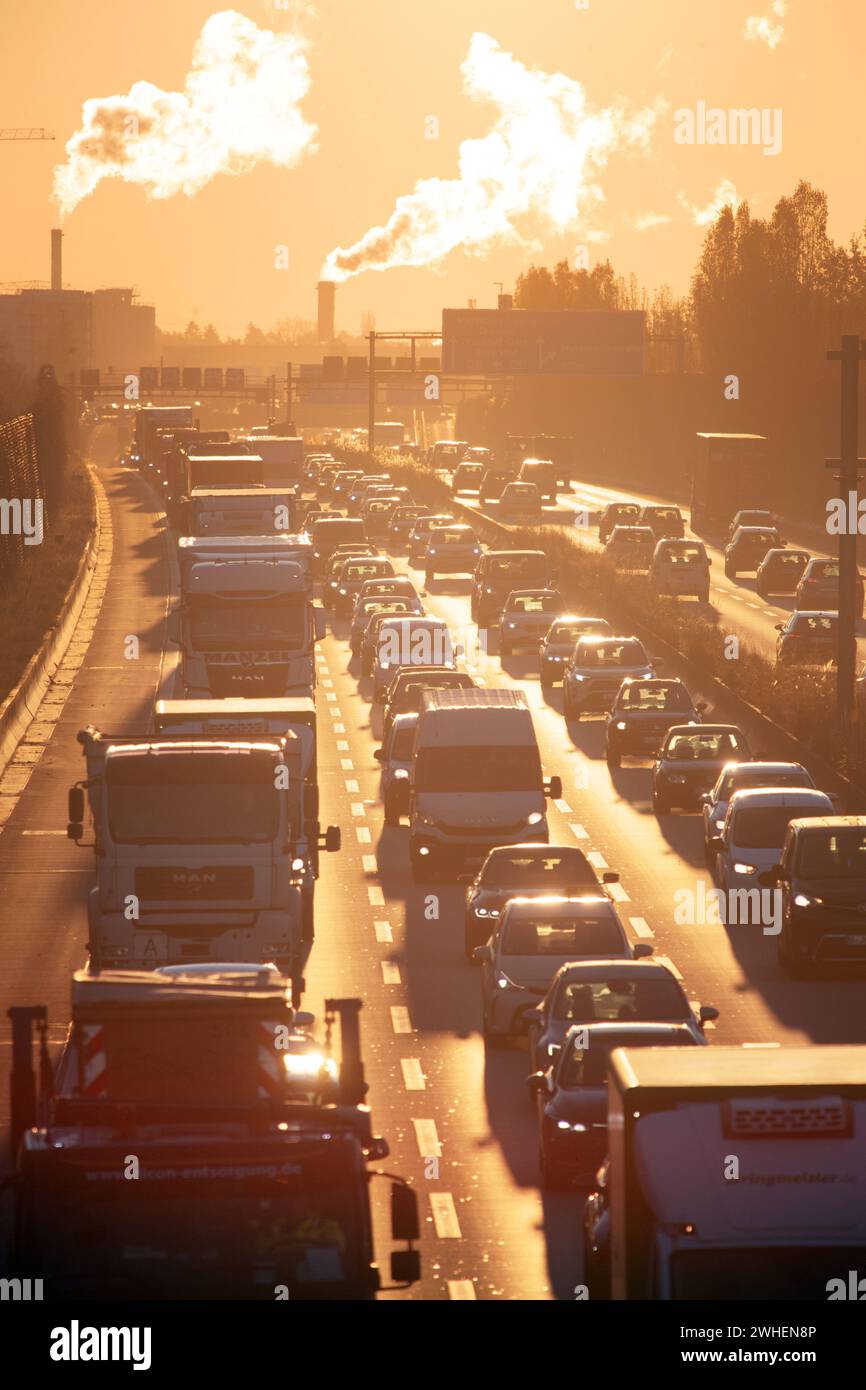 '22.11.2023, Deutschland, Berlin, Berlin - Stau am Morgen auf der A113 Innenstadt nahe der Ausfahrt Johannisthaler Chaussee. 00S231122D125CAROEX.JPG Stockfoto