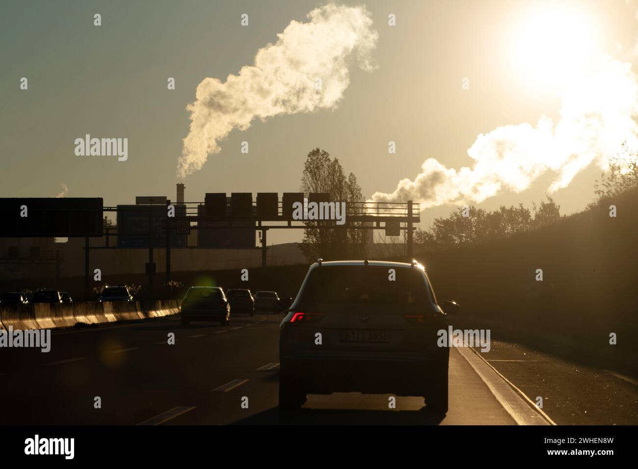 '22.11.2023, Deutschland, Berlin, Berlin - Rauchen von Industrieschornsteinen gegen das Licht auf der A113. 00S231122D137CAROEX.JPG [MODELLVERSION: NEIN, EIGENSCHAFT Stockfoto