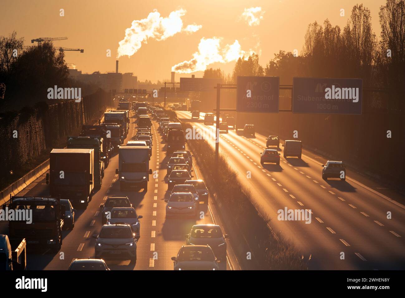 '22.11.2023, Deutschland, Berlin, Berlin - Stau am Morgen auf der A113 Stadteinwaerts an der Ausfahrt Johannisthaler Chaussee. 00S231122D129CAROEX. Stockfoto