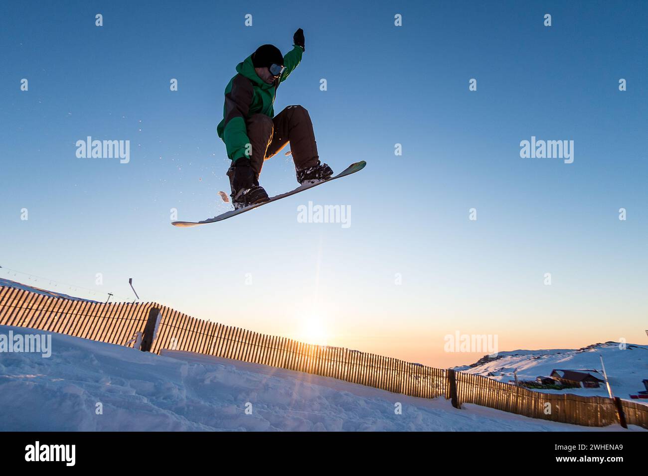 Snowboarder am Sprung Stockfoto