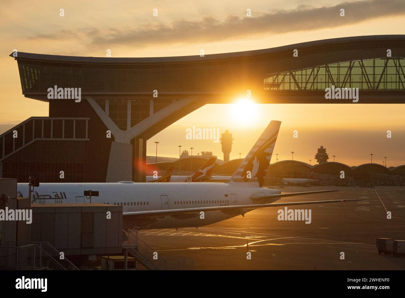 '11.12.2023, China, Hongkong, Hongkong - Flugzeuge bei Sonnenuntergang auf dem Vorfeld des internationalen Flughafens Hongkong. 00S231211D236CAROEX.JPG [MODELLVERSION Stockfoto