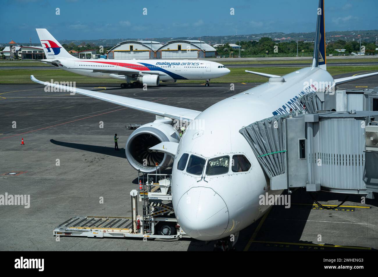 '25.07.2023, Indonesien, Bali, Denpasar - Ein Passagierflugzeug der Singapore Airlines Boeing 787-10 Dreamliner parkt an einem Gate am I Gusti Ngurah Rai Internati Stockfoto