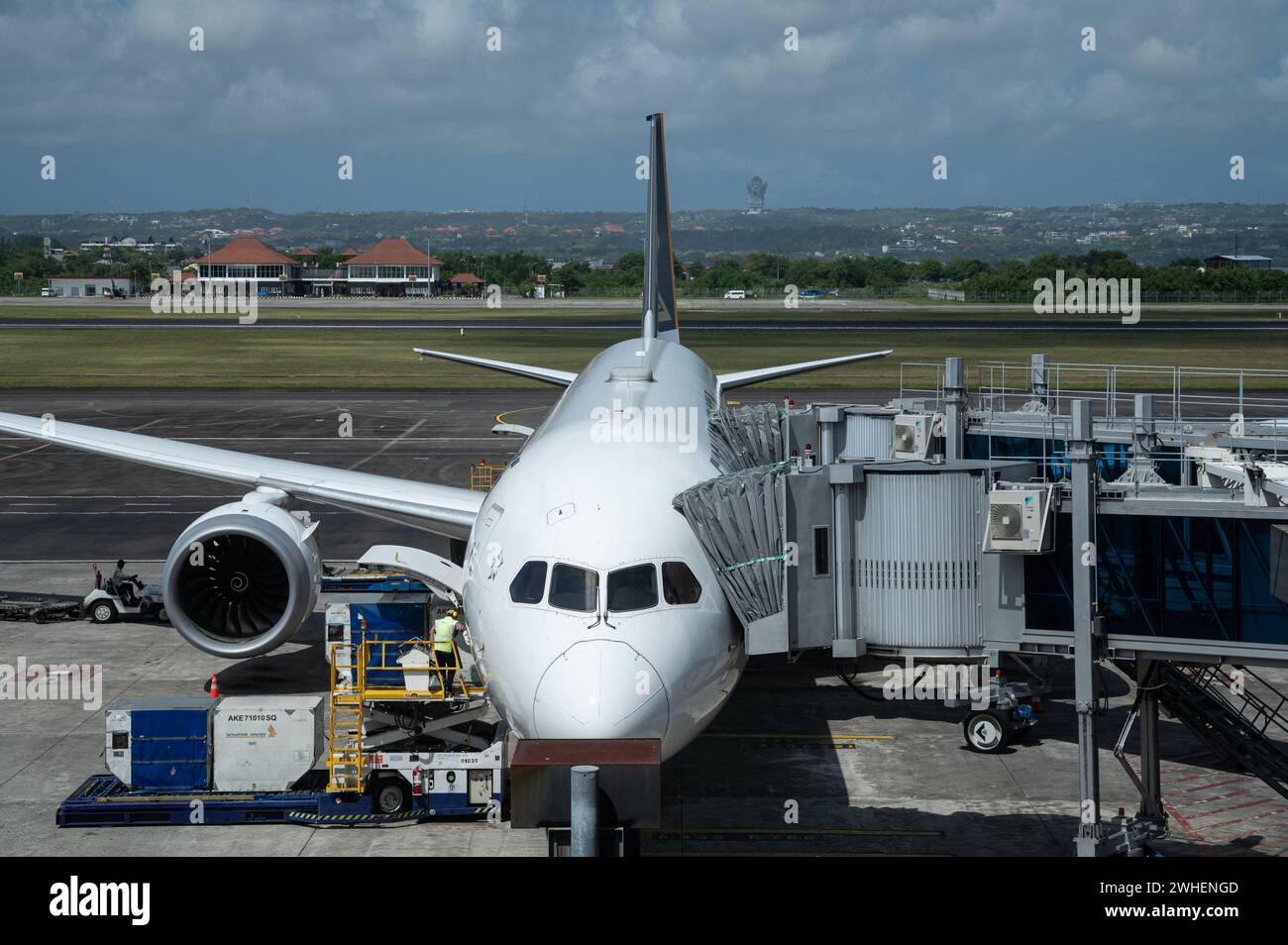 '25.07.2023, Indonesien, Bali, Denpasar - Ein Passagierflugzeug der Singapore Airlines Boeing 787-10 Dreamliner parkt an einem Gate bei I Gusti Ngurah Rai Intern Stockfoto