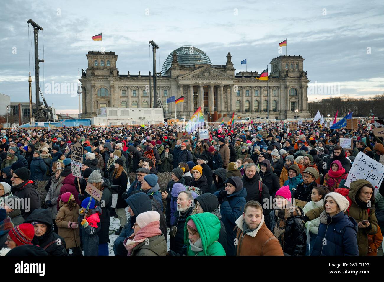 '21.01.2024, Deutschland, Berlin, Berlin - Demonstration gegen die Rechte im Regierungsbezirk der Allianz gemeinsam gegen die Rechte unter der Stockfoto