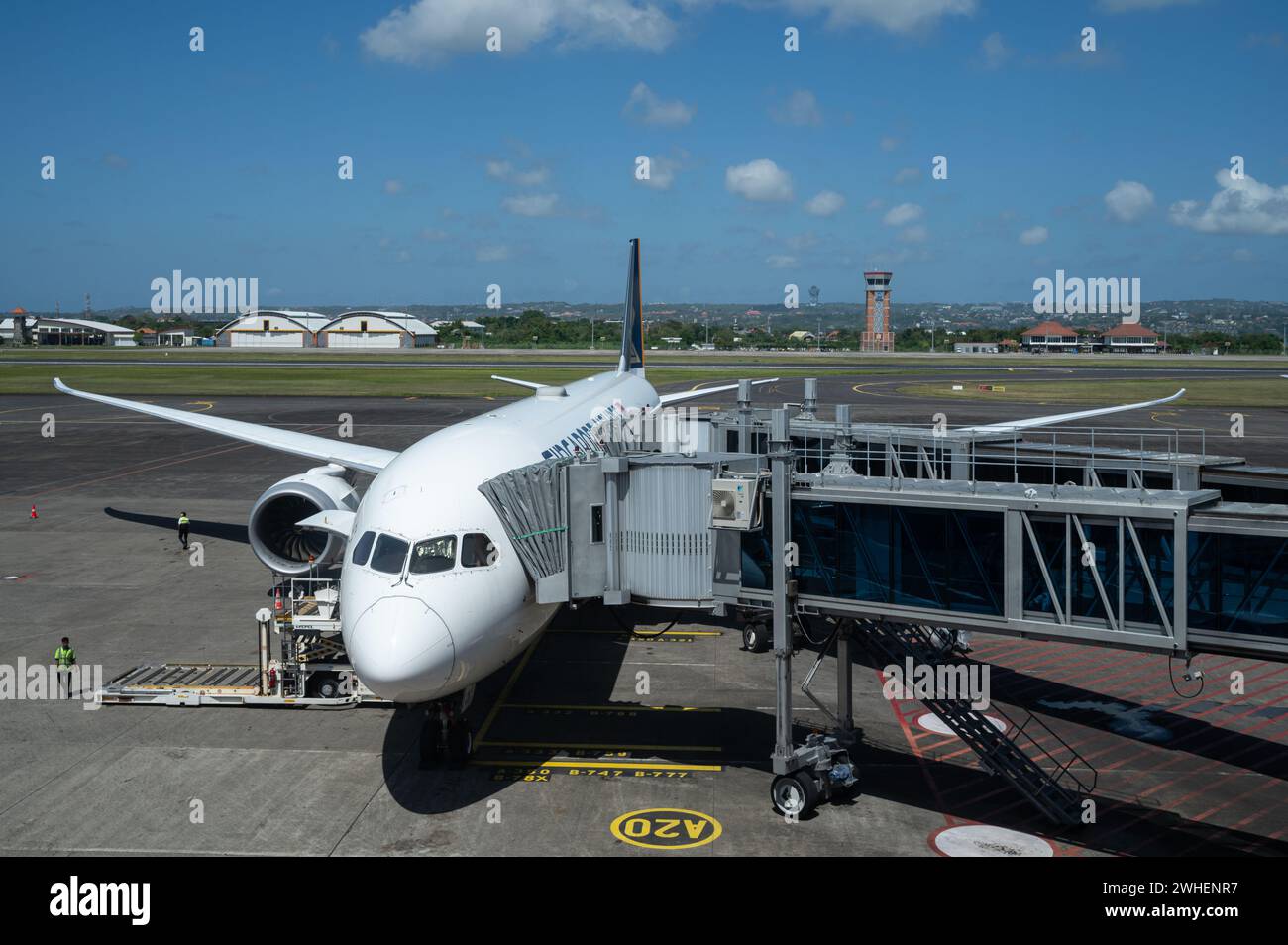 '25.07.2023, Indonesien, Bali, Denpasar - Ein Passagierflugzeug der Singapore Airlines Boeing 787-10 Dreamliner parkt an einem Gate am I Gusti Ngurah Rai Internati Stockfoto