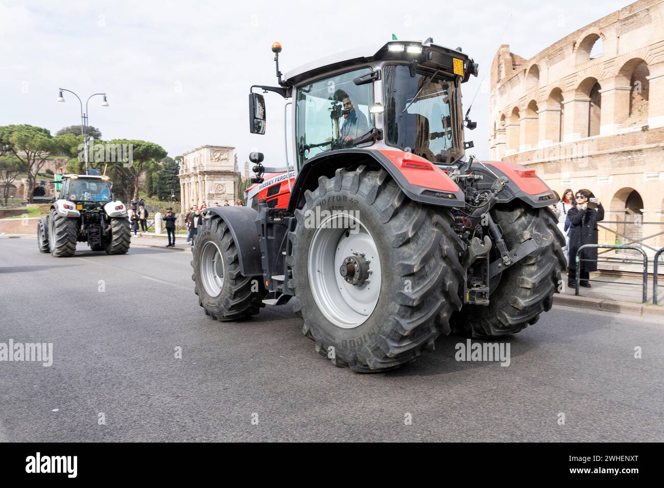 Rom, Italien. Februar 2024. Italienische Bauern fahren ihren Traktor während der Rallye auf der Straße. Hunderte von Traktoren, die außerhalb Roms von Landwirten angetrieben wurden, waren Teil einer europäischen Protestwelle gegen die Kürzung ihrer Erzeugnisse durch billigere Importe aus Drittländern, steigende Kraftstoffkosten und die Auswirkungen staatlicher Maßnahmen. (Foto: Stefano Costantino/SOPA Images/SIPA USA) Credit: SIPA USA/Alamy Live News Stockfoto