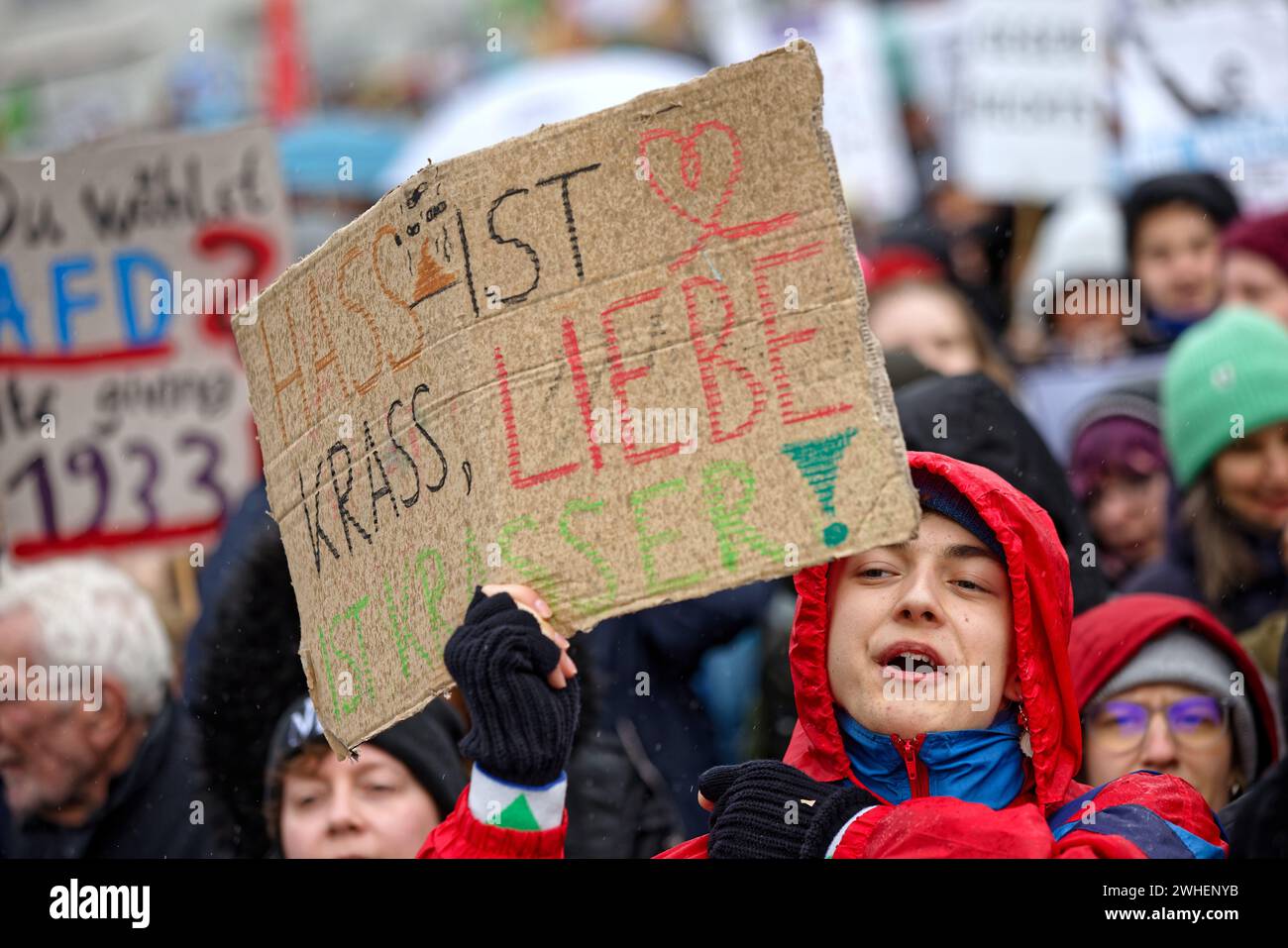 '03.02.2024, Deutschland, Berlin, Berlin - Demonstration, Hand in Hand gegen rechts. Demonstranten protestieren bei einer von organisierten Kundgebung und Demonstration Stockfoto
