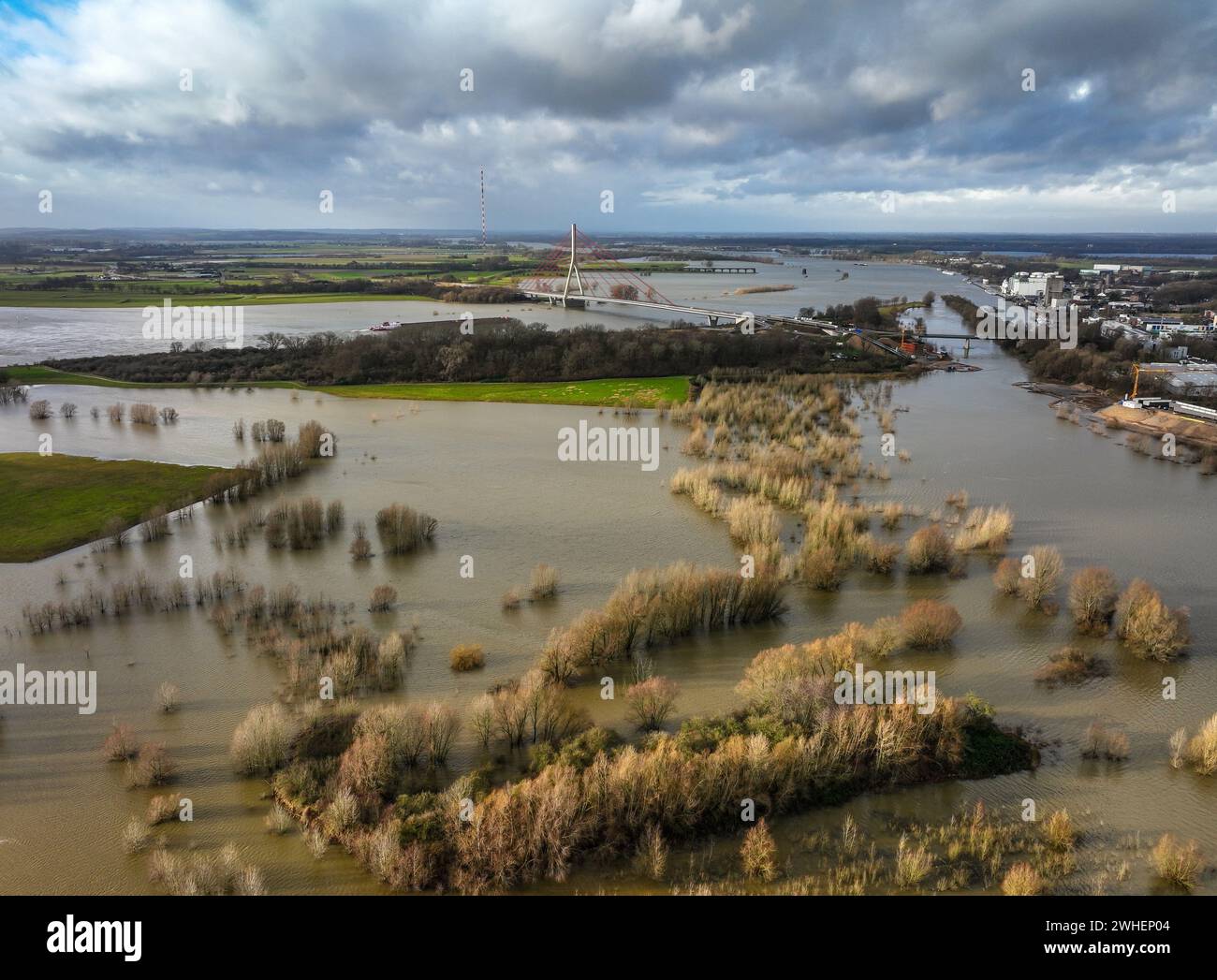 01.01.2024, Wesel, Nordrhein-Westfalen, Deutschland - Hochwasser an Rhein und Lippe, Lippemuendung in den Rhein, Lippemuendungsraum, hinten die Nieder Stockfoto