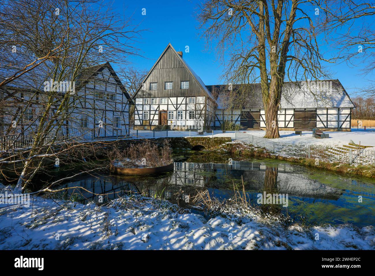 "18.01.2024, Deutschland, Nordrhein-Westfalen, Holzwickede - Winter mit Schnee im Ruhrgebiet, Emscher-Quelle, die Emscher entspringt am Ufer der Emscher Stockfoto