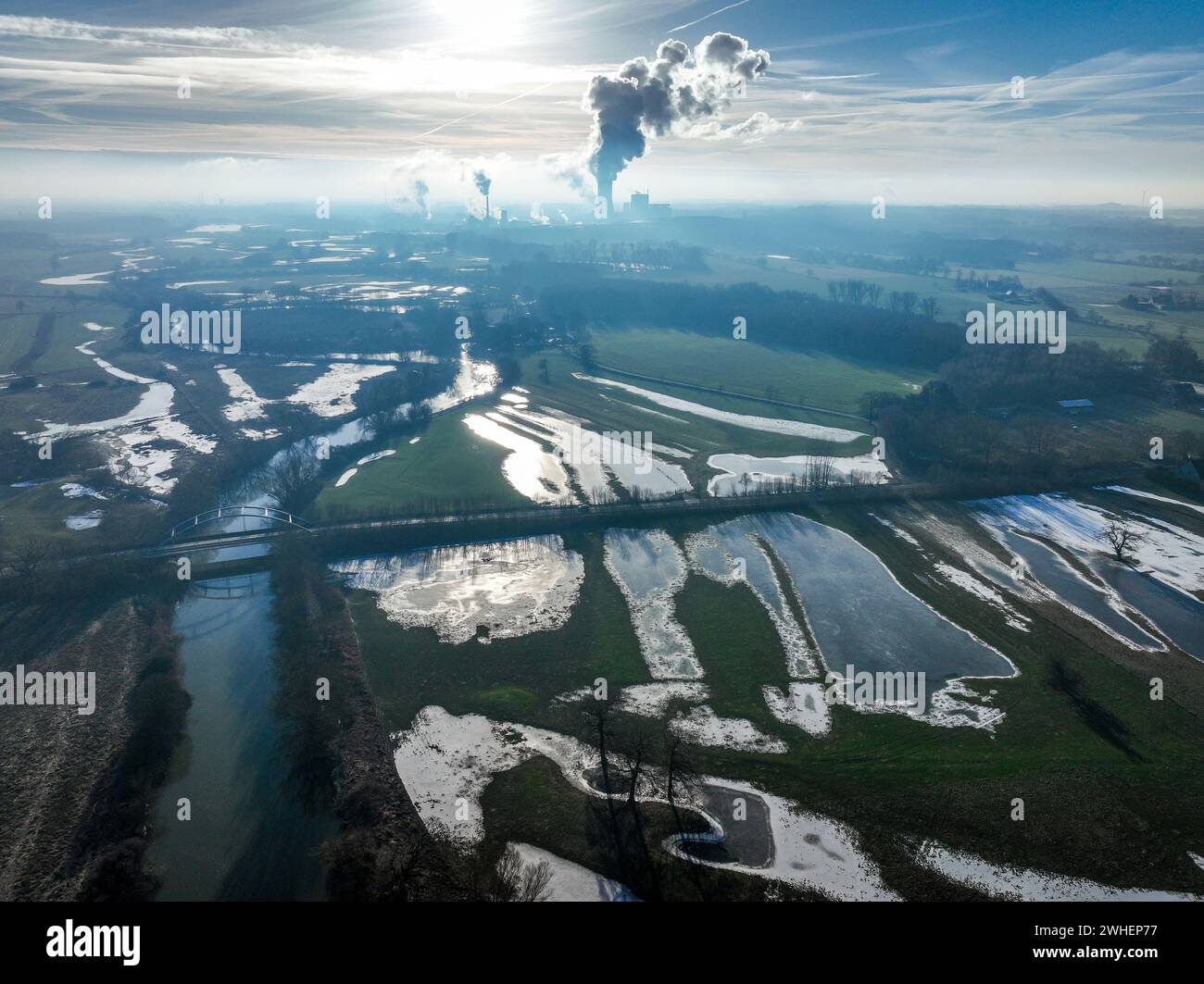 "18.01.2024, Deutschland, Nordrhein-Westfalen, Selm-Waltrop - nach der Überschwemmung der Lippe, eines Flusses im Ruhrgebiet, der Felder und der landwirtschaftlichen La Stockfoto